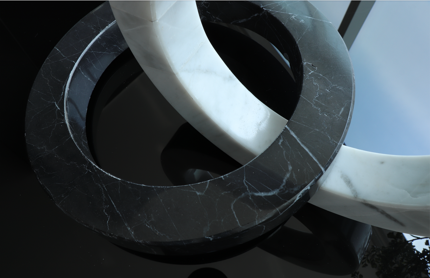 Aros entrelazados de mármol